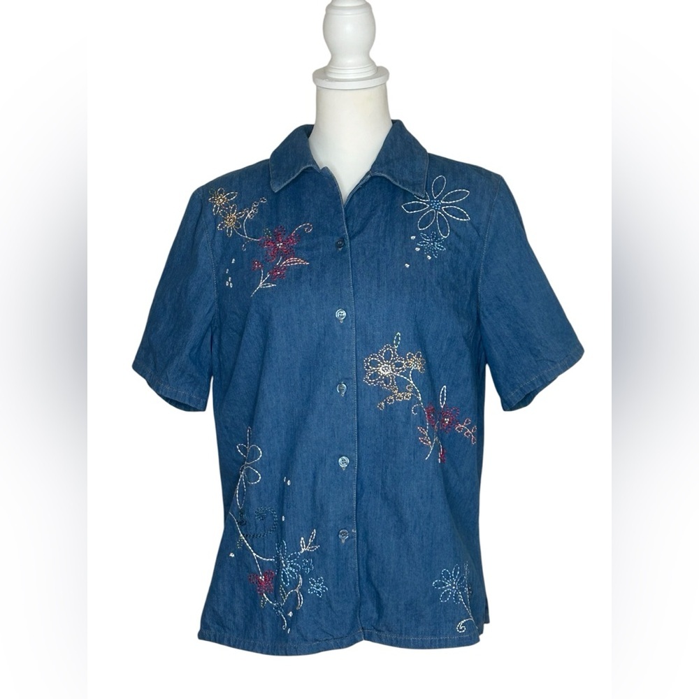 City Blues Koret EUC Denim Floral Embroidered Button Down Shirt Sz L Cottagecore